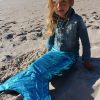 strój syrenki morskiej na plaży