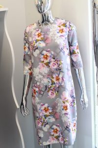 szara sukienka w kwiaty plus size 2 200x300 szara sukienka w kwiaty plus size (2)